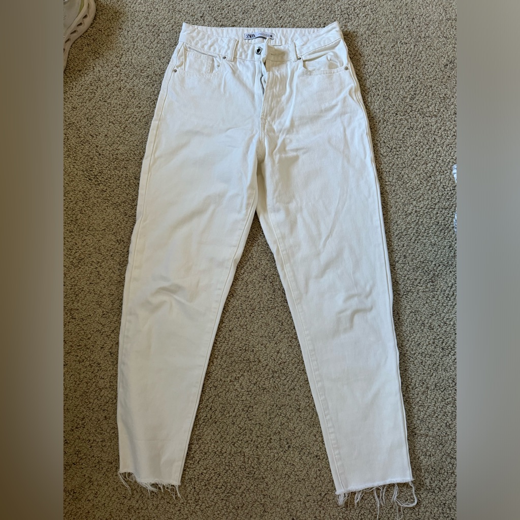 Zara White Ankle & Cropped Jeans (Fits Like 6!)